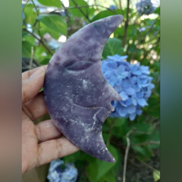 Amethyst Crescent Moon Carving – Crystal Decor for Stress Relief, Intuition & Peace