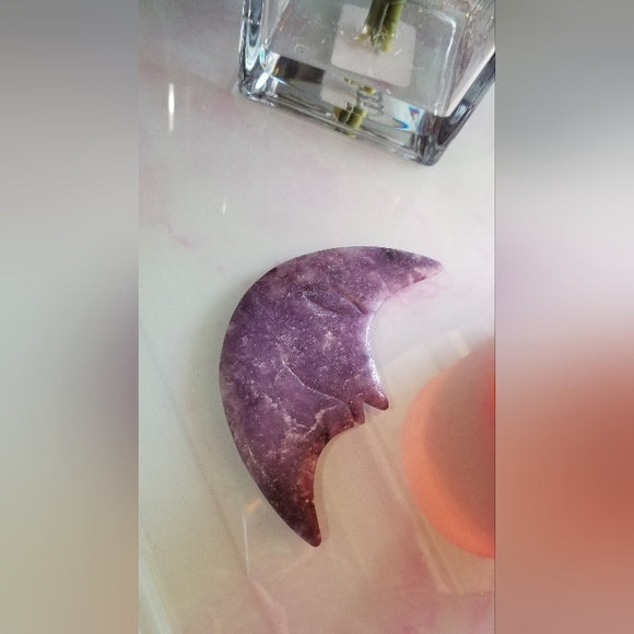Amethyst Crescent Moon Carving – Crystal Decor for Stress Relief, Intuition & Peace